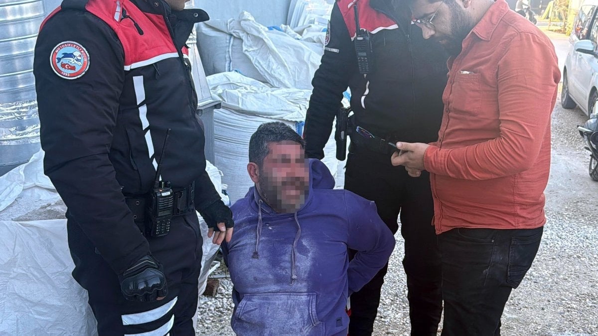 Antalya’da iş yerini yakmaya çalıştı