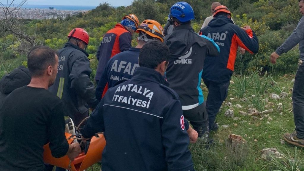 Antalya’da kayalıklardan düşen kadın kurtarıldı