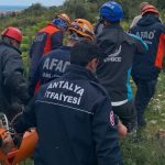 Antalya’da kayalıklardan düşen kadın kurtarıldı