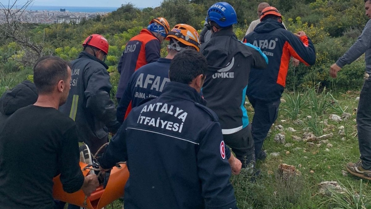 Antalya’da kayalıklardan düşen kadın kurtarıldı