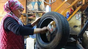 Antalya’da lastik tamircisi kadın usta, görenleri şaşırtıyor