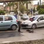 Antalya’da sürekli bozulan scooterı taşla parçaladı