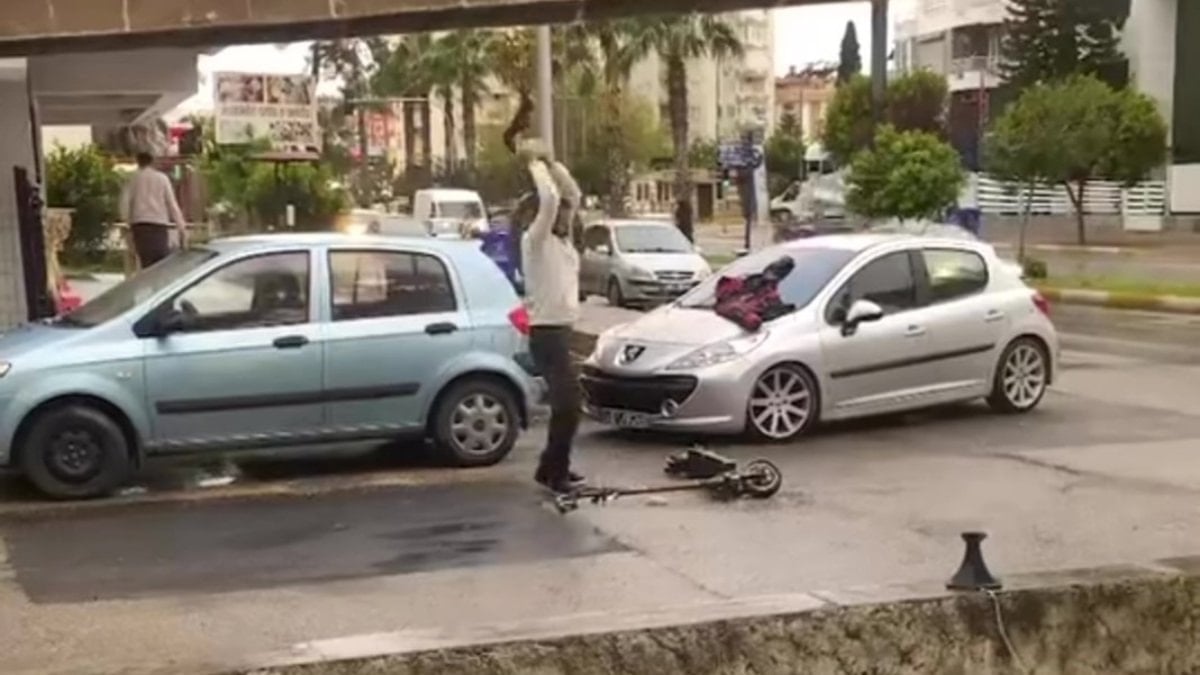 Antalya’da sürekli bozulan scooterı taşla parçaladı