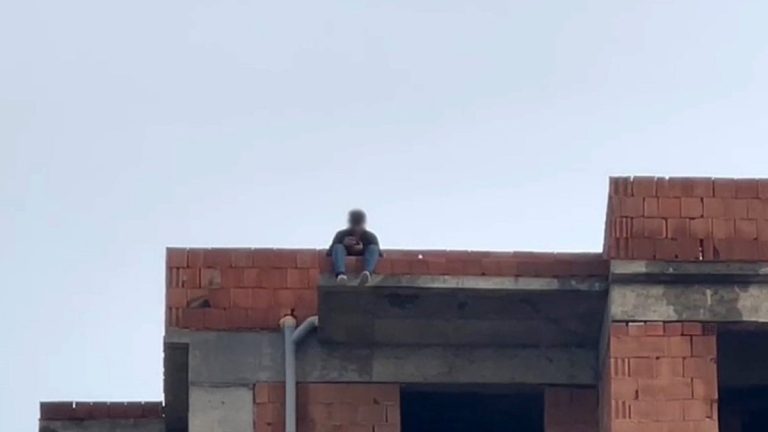 Antalya’da tartıştığı eşi telefonlara bakmıyor diye çatıya çıktı