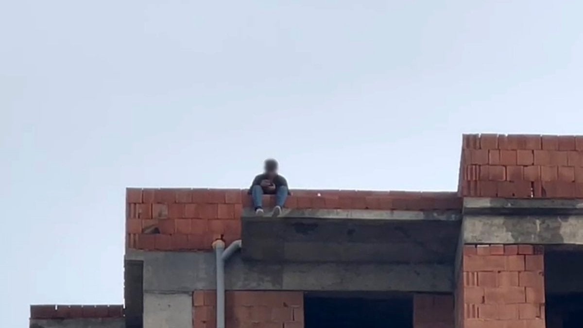 Antalya’da tartıştığı eşi telefonlara bakmıyor diye çatıya çıktı