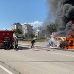 Antalya’da yanan otomobilden kedisiyle sağ çıktı