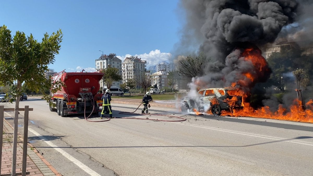 Antalya’da yanan otomobilden kedisiyle sağ çıktı
