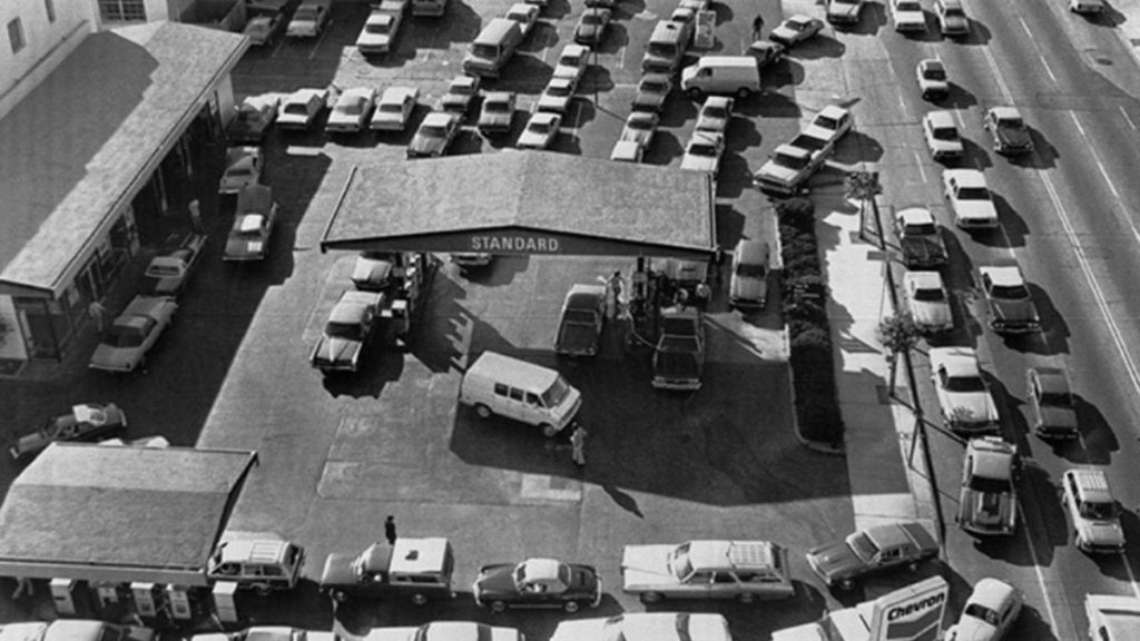 Araba kullanma, kazak giy, üç gün çalış: Petrol krizinin ürküten mazisi