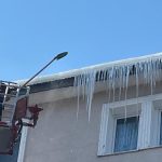 Ardahan’da binalardaki buz sarkıtları tehlike oluşturuyor