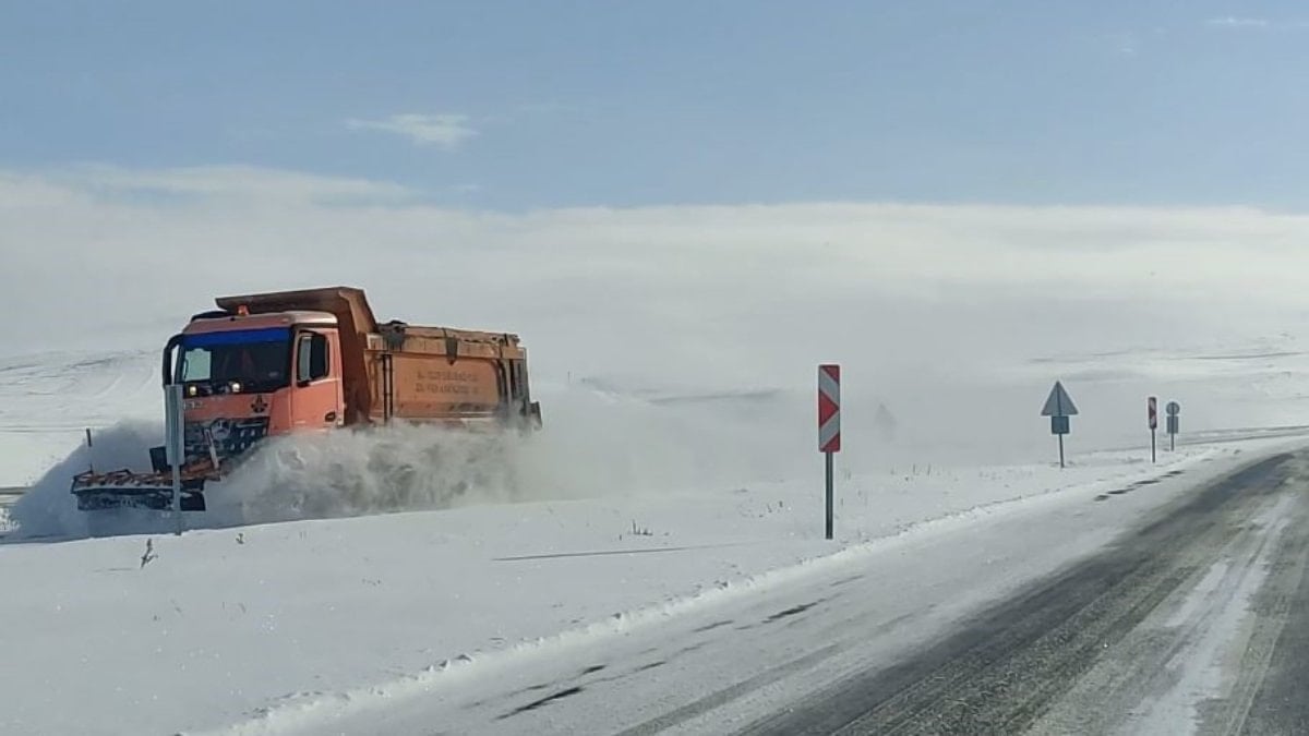 Ardahan’da kar ve tipi ulaşımı aksatıyor