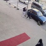 Arnavutköy’de açılan araç kapısına çarpan motosikletli yaralandı