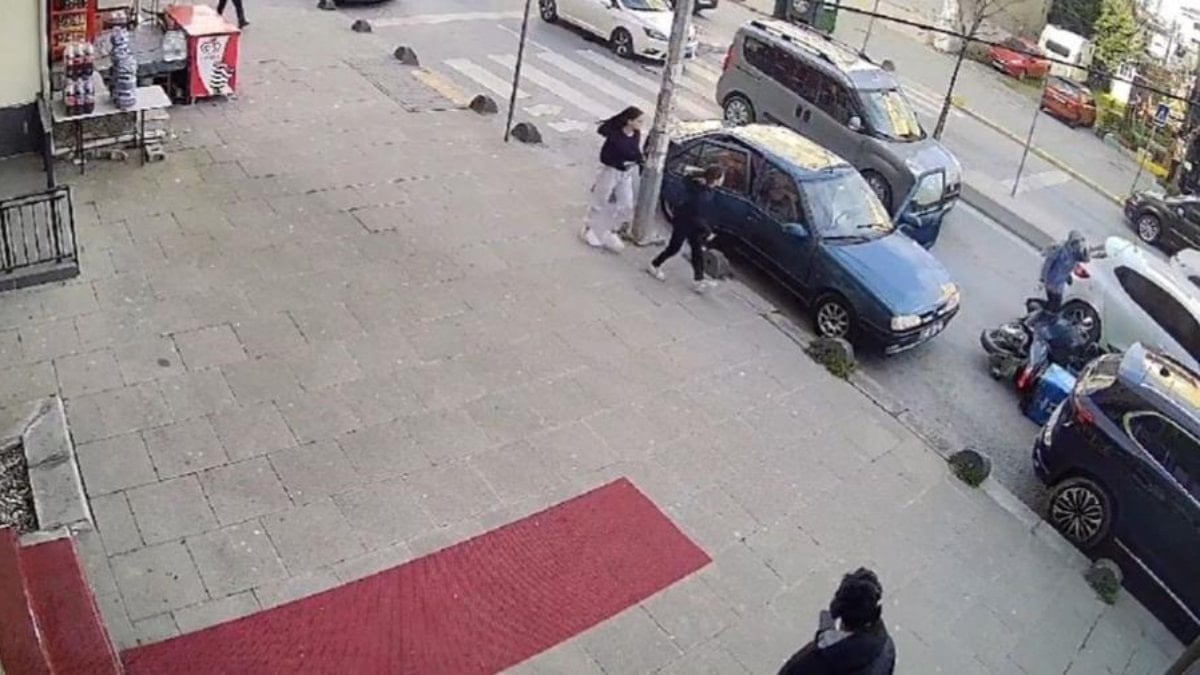 Arnavutköy’de açılan araç kapısına çarpan motosikletli yaralandı