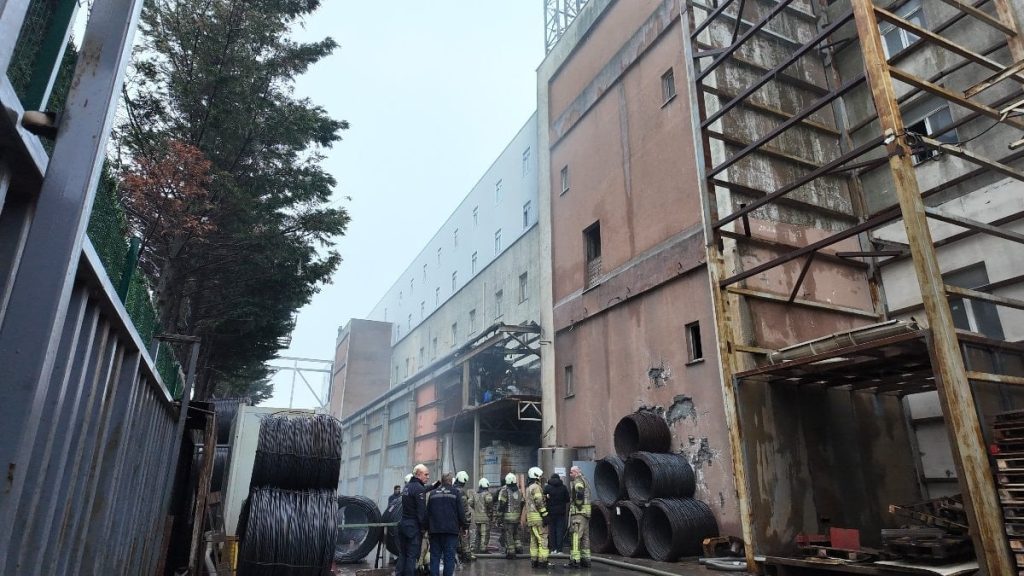 Arnavutköy’de çelik tel fabrikasında depo yangını