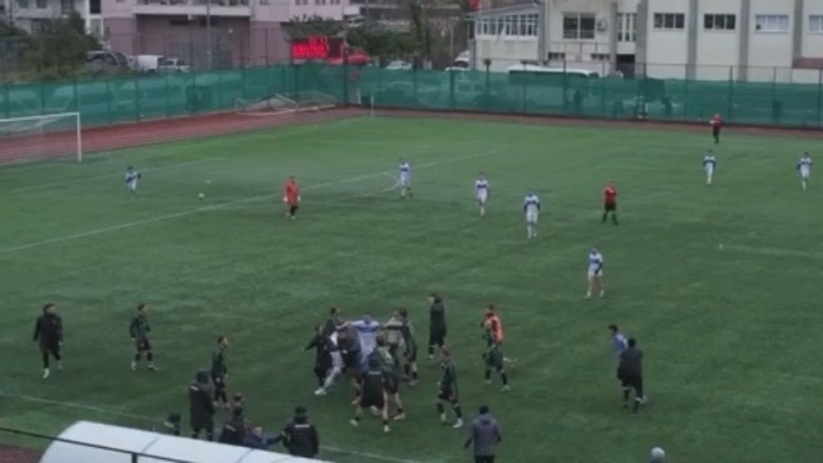 Artvin’de amatör maçta tekmeli yumruklu kavga kamerada