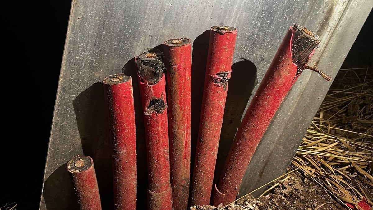 Artvin’de vinçle direklerden 1 milyon liralık kablo çaldılar