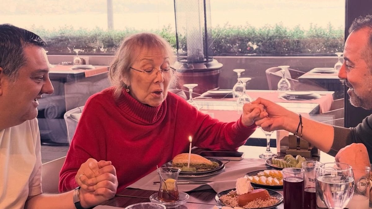 Ata Demirer’den duygusal paylaşım! Annesiyle Boğaz’da poz verdi