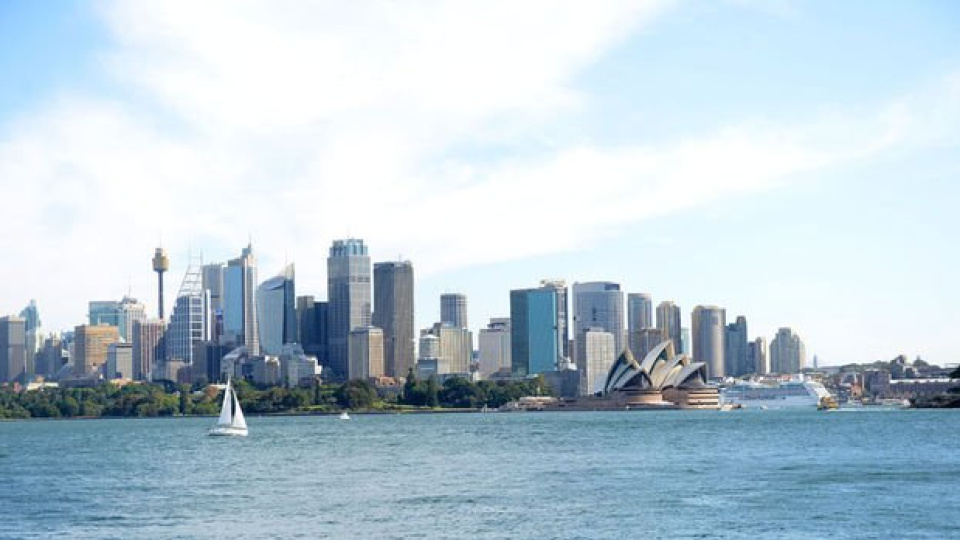 Avustralya petrol fiyatlarına karşı yakıt vergisini yarıya indiriyor