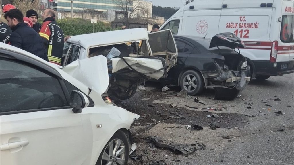 Balıkesir’de 4 araç birbirine girdi: 1 kişi hayatını kaybetti