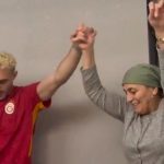 Barış Alper Yılmaz’ı galibiyeti annesi ile horon teperek kutladı