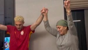 Barış Alper Yılmaz’ı galibiyeti annesi ile horon teperek kutladı