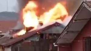 Bartın’da 4 katlı binanın çatısı alev alev yandı