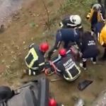Bartın’da otomobil, kayganlaşan yolda istinat duvarını aşarak düştü: 1 yaralı
