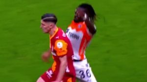 Başakşehir, Galatasaray maçında 10 kişi kaldı