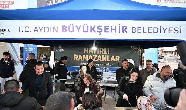 Başkan Çerçioğlu Atatürk Kent Meydanı’nda kurulan iftar sofrasında vatandaşlarla bir araya geldi