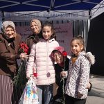 Bayrampaşa’da 8 Mart’ta kadınlara karanfil dağıtıldı