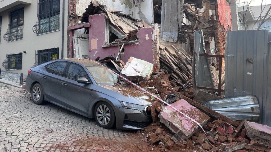 Beşiktaş’ta metruk bina park halindeki aracın üzerine çöktü