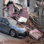 Beşiktaş’ta metruk bina park halindeki aracın üzerine çöktü