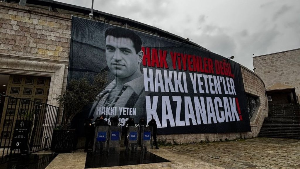 Beşiktaş’tan göndermeli pankart: Hakkı Yetenler kazanacak!