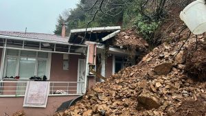 Beykoz’da toprak kayması sonucu tek katlı ev ve otomobil hasar gördü