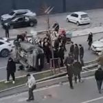 Beylikdüzü’nde dalgın sürücü direğe çarptı, araç takla attı