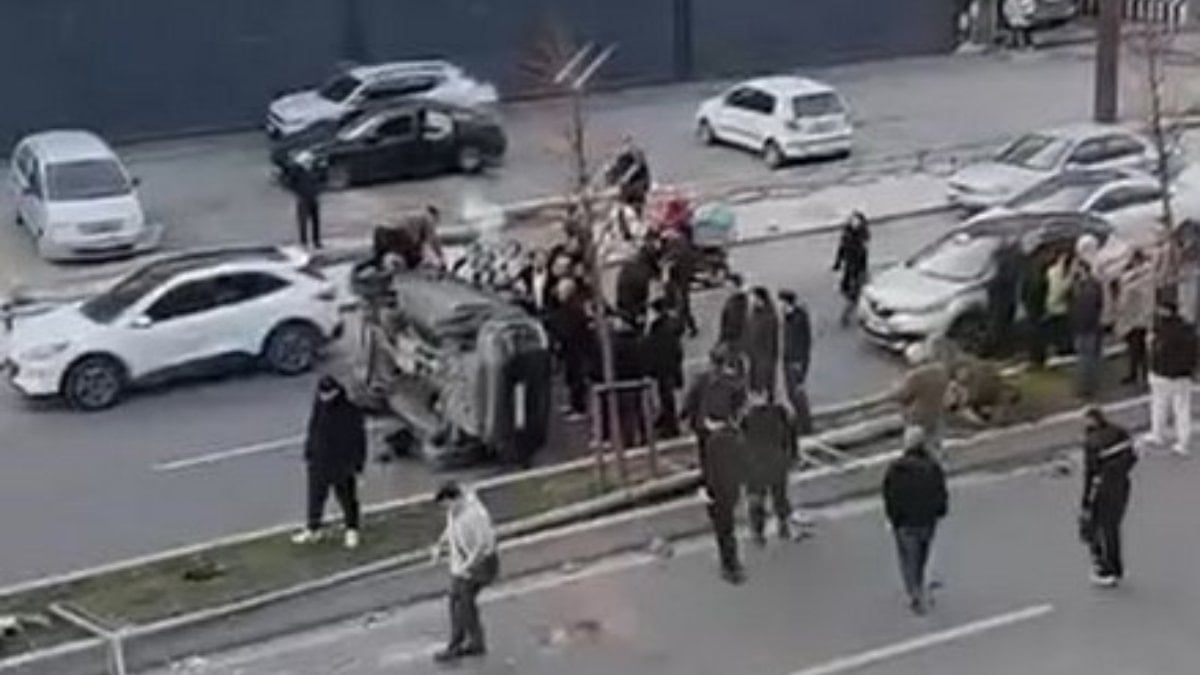 Beylikdüzü’nde dalgın sürücü direğe çarptı, araç takla attı