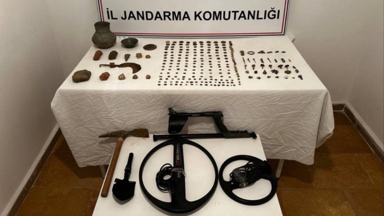 Bilecik’te tarihi eser operasyonu: Evden 349 parça çıktı