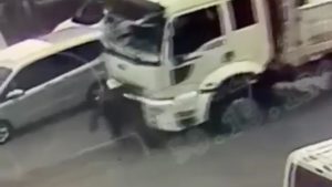 Bitlis’te kamyonun çarptığı 80 yaşındaki adam ağır yaralandı