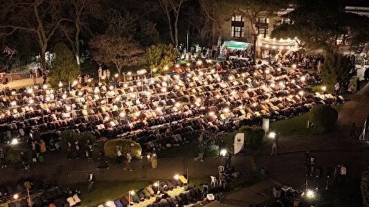 Boğaziçi Üniversitesi bahçesinde cemaatle akşam namazı