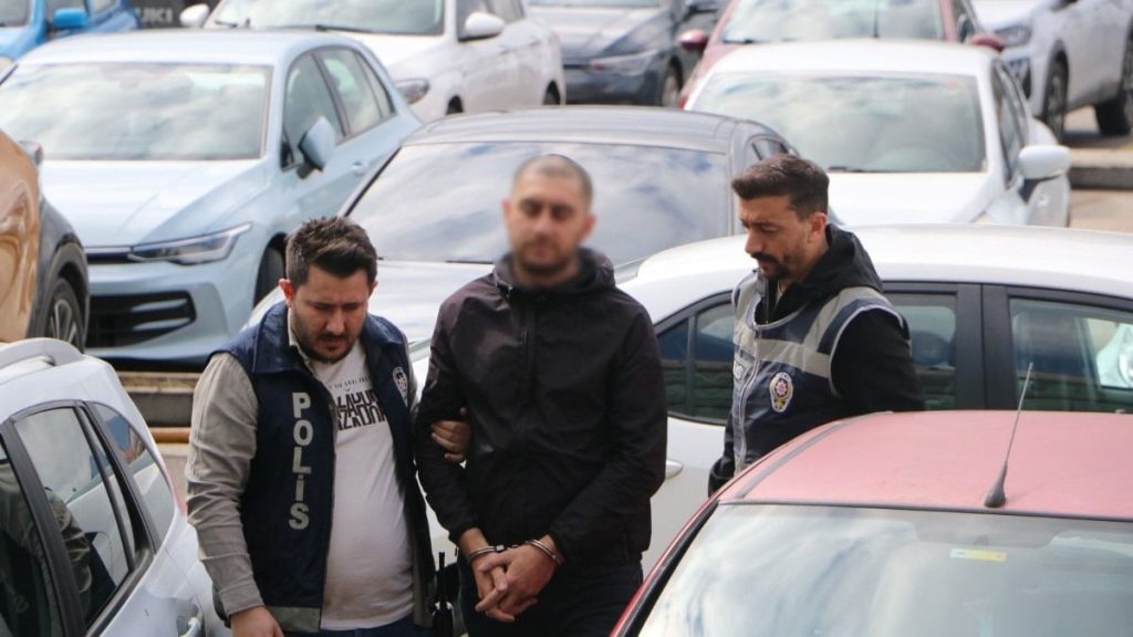 Bolu’da çaldığı tır ile eski sevgilisinin evine giden zanlı, laptop da çaldı