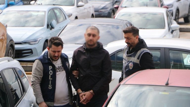 Bolu’da çaldığı tır ile eski sevgilisinin evine giden zanlı, laptop da çaldı