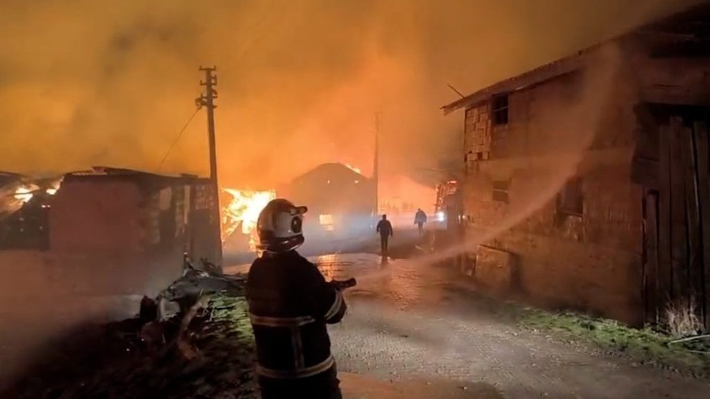 Bolu’da gece yangını: Çok sayıda yapı küle döndü