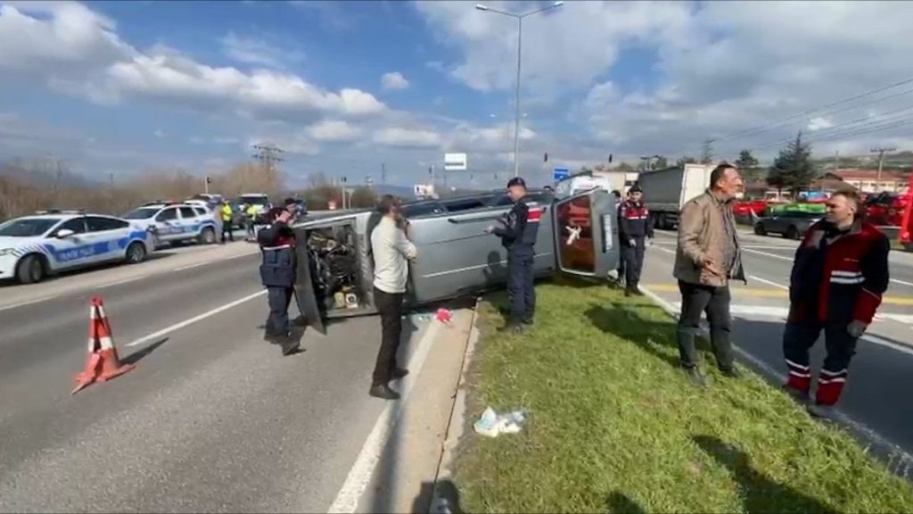 Bolu’da kamyon ile otomobil çarpıştı: 6’sı çocuk 9 yaralı