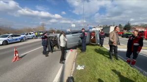 Bolu’da kamyon ile otomobil çarpıştı: 6’sı çocuk 9 yaralı