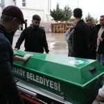 Boşanma aşamasındaki eşini mezarlıkta başından vurarak öldürdü