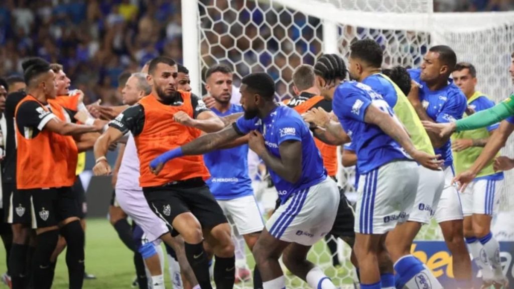 Brezilya Ligi’nde ortalık savaş alanına döndü: Tekme tokat birbirlerine girdiler!