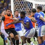 Brezilya Ligi’nde ortalık savaş alanına döndü: Tekme tokat birbirlerine girdiler!