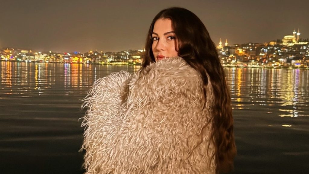 Burcu Özberk ve Metin Hara görüşmeye başladı! Birbirlerini takip etmeye başladılar