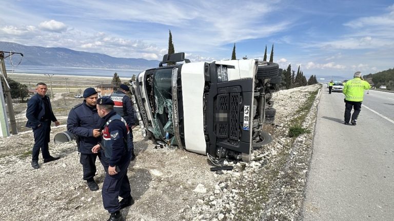 Burdur’da alkollü sürücünün kullandığı tır yan yattı: 1 yaralı