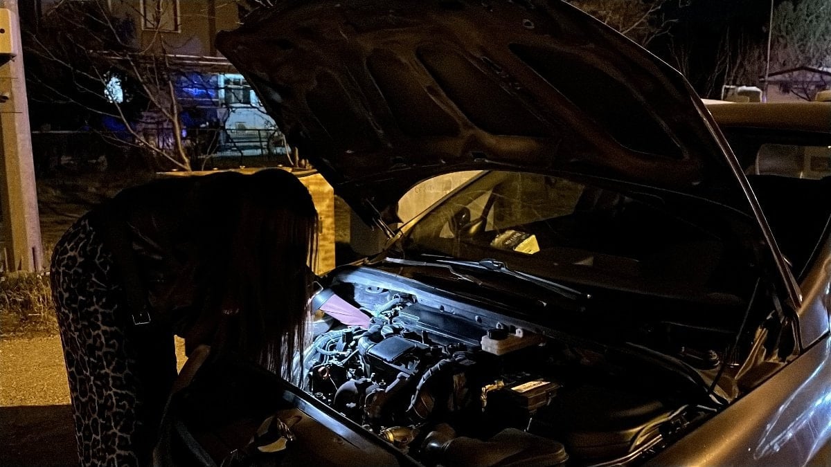 Burdur’da uygulama noktasında arızalanan otomobilin yardımına genç kadın usta koştu