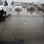 Bursa’da 3 şahıs yol vermediğini iddia ettikleri sürücüyü dövmeye çalıştı